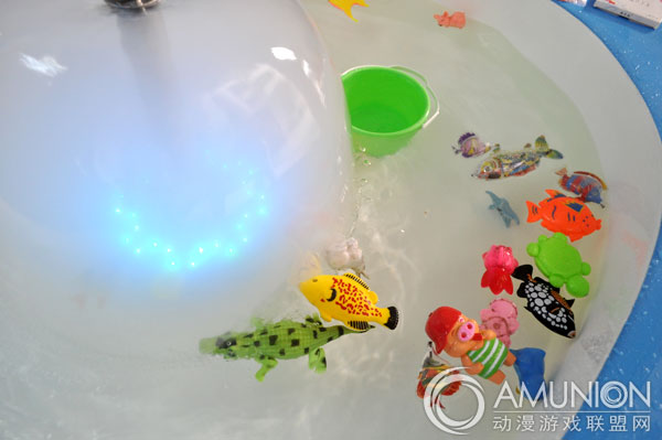蓝鲸鱼池游戏机水中玩具展示