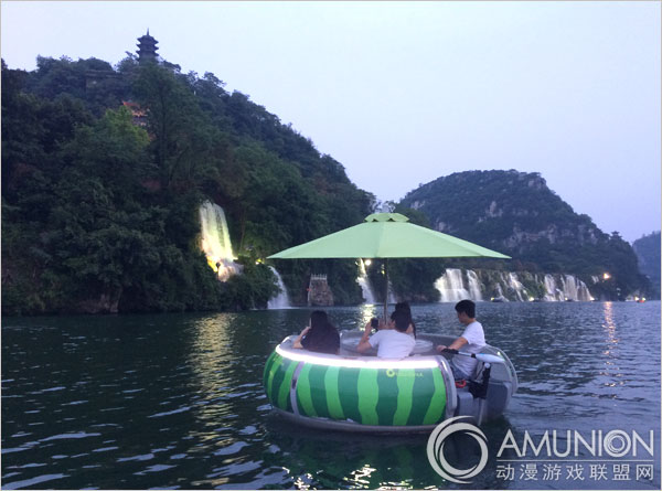 水上UFO水艇夜色出游